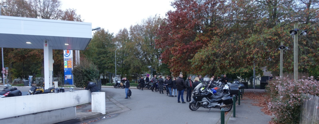 Des motos et des motards devant une station service