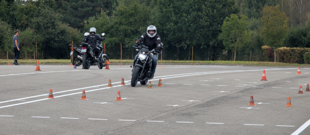Des motos en train de slalomer entre des cônes