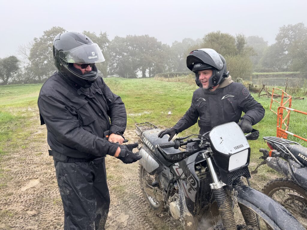 On monte sur la moto