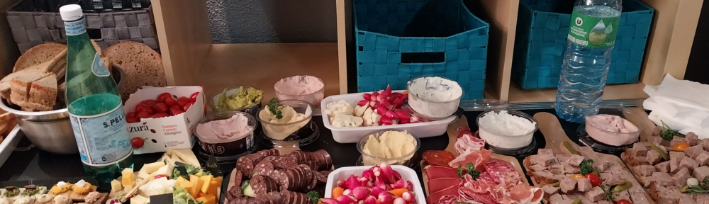 Un Buffet, différentes charcuterie sur une table