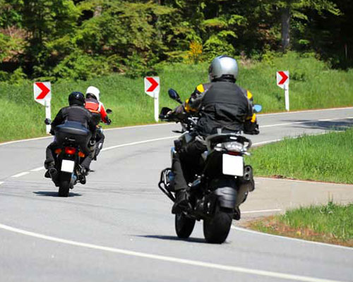 Elèves de la casim 44 apprenant à faire des virages à moto