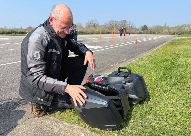 motard qui prépare ses valises