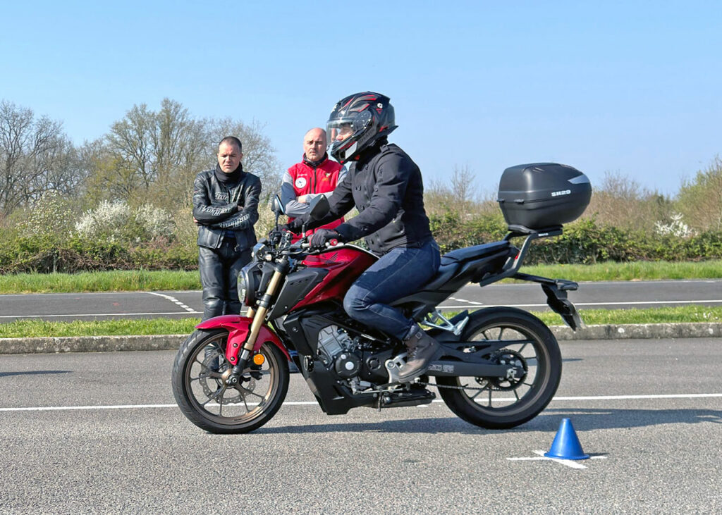 motard qui fait un freinage d'urgence à moto