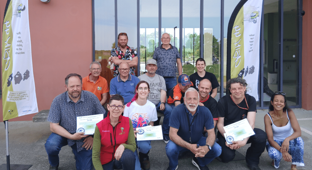 Les Lauréats du CAMABC 2026 avec leur diplômes entourés du jury et des organisateurs et organisatrices