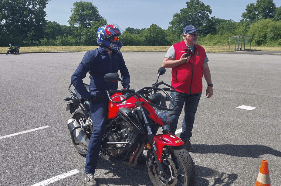 Un motard a l'arrêt et un homme avec un talkie
