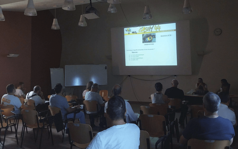 Salle de classe avec un QCM