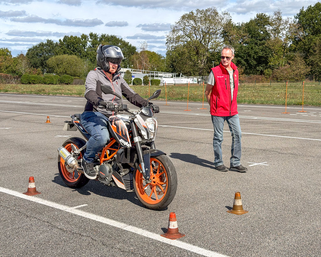 Elève à moto sur un parcours de maniabilité